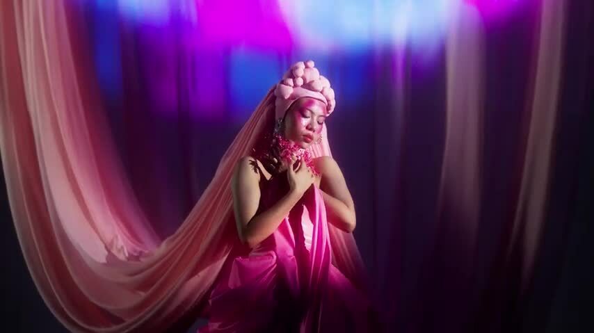 Tlinh: Nữ Rapper Gây Sốt Với Phong Cách Âm Nhạc Độc Đáo Và Sáng Tạo